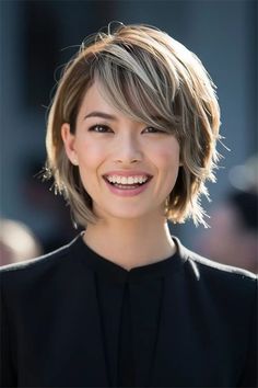 Short Layered Bobs For Fine Hair, Short Hairstyle Japanese, Short Hair Japanese Style, Japanese Haircut Short, Japanese Hairstyles, Japanese Short Hair, Subtle Layers, Asymmetrical Bob, Messy Short Hair