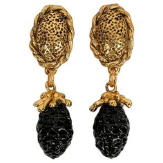 Yves Saint Laurent - (Made in France) Gold-plated clip earrings featuring a flower. Additional information: Dimensions: 8 L cm Condition: Very good condition Seller Ref number: BO236 Yves Saint Laurent Earrings, Saint Laurent Earrings, Ear Rings, Clip Earrings, Black Glass, A Flower, Made In, Made In France, Clip On Earrings