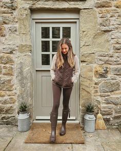 Country Uk Outfits, Autumn Farm Outfit, Relaxed Country Outfit, Joules Outfit Ideas, Country Living Outfits, English Countryside Outfit Fall Fashion, English Country Clothing Women, Agri Outfits Women, English Autumn Outfits