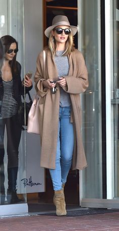 Celebrity Jeans, Ankle Boots With Jeans, Looks Jeans, Everyday Casual Outfits, Boating Outfit, Fashion Articles, Wearing A Hat, Irina Shayk, Perfect Jeans