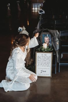 Wedding Photo With Lost Loved One, Wedding Photo Memorial, Honor Lost Parent At Wedding, Rip Wedding Ideas, Memory Of Father At Wedding, Remberance Wedding Ideas, Wedding Without Mom, Wedding Ideas Sentimental