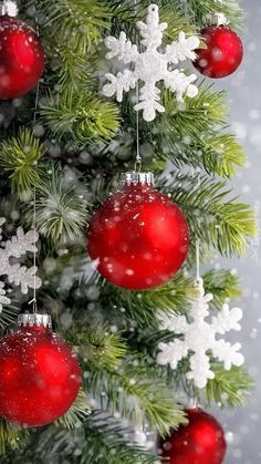 christmas tree with red ornaments and snow flakes