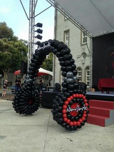 some black and red balloons are in the shape of an o - ring on steps