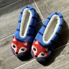 Size Small 5-7 Womens Color Blue/Orange/White Never Worn Condition Is Like New Soft Knitted Upper Soft Fleece Interior Dotted Rubber Treads For Traction Fox Slippers, Blue Orange White, Orange White, Soft Knits, Blue Orange, Color Blue, Fox, Slippers, Like New