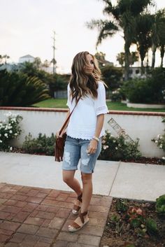 girl standing in front of palm trees How To Style Bermuda Shorts, Bermuda Shorts Outfit, Modest Shorts, Summer Style Guide, Modest Summer Outfits, Summer Shorts Outfits, Shorts Outfit, Fashion Blogger Style, Mom Outfits