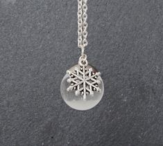 The necklace is a beautiful silver vintage style. Inside is genuine artificial snow. The pendant is 20 mm wide and 20 gauge thick Chain : 16"-41 cm; 18"-46 cm ; 20"-51 cm ; 22"-56 cm; 24"-61 cm 26"-65 cm 28"-71 cm 30" - 75 cm Adjustable length of the chain for FREE! If you want other length of the chain please let me know in notes to seller at checkout. Wonderful necklace with artificial snow, rainbow glitter and special water-based solution in a glass ball unit. This is accompanied by a small c Silver Jewelry As Winter Gift, Silver Jewelry For Winter Gift, Round Winter Jewelry Gift, Round Jewelry Gift For Winter, Silver Necklace For Christmas Gift For Her, Nickel-free Silver Necklaces For Christmas, Nickel-free Silver Necklace For Christmas, Globe Necklace, Frozen Snowflake