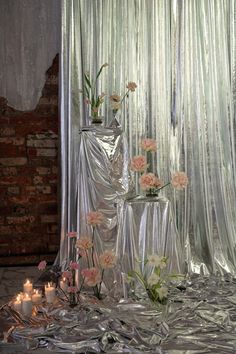 Декор выездной церемонии Metallic Photo Backdrop, Foil Curtain Photoshoot, Chrome Wedding Decor, Editorial Set Design, Mylar Backdrop Photoshoot, Photowall Ideas Party, Aluminum Foil Backdrop Photoshoot, Tinfoil Backdrop, Mirror Set Design