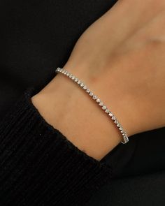 Tennis Bracelet Aesthetic, Bracelet Aesthetic, Haute Jewelry, Sparkly Bracelets, Diamond Bracelet Design, Fancy Earrings, Classic Bracelets, Bracelet Design, Layered Bracelets