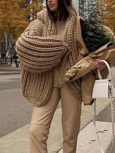 Dik Vest, Winter Office, Pullover Outfit, Chunky Cardigan, Ribbed Cardigan, Hooded Cardigan, Carrie Bradshaw, Christian Lacroix, Hooded Sweater