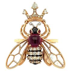 18K Rose Gold Tourmaline Diamonds Rubies Bee Ring 37 Black Diamonds / Fancy Diamonds 0.42 CT 4 Onyx 0.10 CT 2 Rubies 0.03 CT 1 Tourmaline 0.84 CT 4 White Pearls 1.16 CT 18 KR 5.68 GM This luxurious 18K rose gold bee ring is an exquisite piece of jewelry. The delicate bee design is beautifully crafted and encrusted with sparkling diamonds and a stunning pink tourmaline stone.The use of high-quality materials, such as 18K rose gold, diamonds, and pink tourmaline, make this ring a true work of art.The intricate details in the bee design showcase the expert craftsmanship that went into creating this stunning ring.This ring is a perfect choice for someone who appreciates both luxury and elegance in their jewelry. Movie Jewelry, Bee Ring, Unique Sunglasses, The Crown Jewels, 3d Printed Jewelry, Jewelry Stones, Bee Jewelry, Bee Brooch, Gold Bee