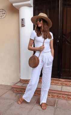 What shoes to wear with linen pants: 8 Options That Rock! Straw Hats Outfit, White Linen Pants Outfit, Mexico Vacation Outfits, Spring Capsule Wardrobe, All White Outfit, Beach Outfits