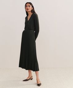 Pleated Skirt Forest Dressed up or down with ease, this pleated matte skirt is perfect for any occasion. With an easy, ultra-flattering drape, this piece is meant for styling with varied silhouettes: pair it with a relaxed knit or turtleneck for an elevated look or a slim-fit tee for more casual styling. | Jenni Kayne Women's Pleated Skirt Size X-Small Chic Pleated Skirt For Evening, Chic Pleated Back Skirt For Evening, Classic Long Lined Dress, Formal Long Skirt With Folds, Classic Long Dress With Lined Skirt, Elegant Relaxed Maxi Skirt For Fall, Chic Maxi Skirt With Folds, Long Pleated Skirt For Evening, Chic Flowy Maxi Skirt With Folds