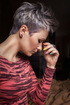 Grey hair short style Style Super Short Hair, Grey Hair Short, Haircuts Undercut, Haircut 2022, Funky Short Hair