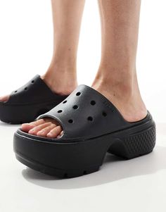 Zapatos de Crocs Tu nuevo par favorito Sin cierres Tira móvil en el talón para un ajuste seguro Detalle de la marca de Crocs Los orificios de ventilación aportan transpirabilidad y ayudan a expulsar la humedad y la suciedad La plantilla Croslite se adapta a tu pie para un ajuste personalizado con mejor sujeción del arco plantar Suela ligera que no deja marcas Nike Air Max Jordan, Sacs Tote Bags, Zapatillas New Balance, Leopard Print Baby, White Trainers, Swimwear Sale, Curves Workout, Heeled Loafers, Hoodies For Sale