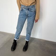 Vintage 80s blue denim jeans - High-waisted denim, narrow leg, straight model, button closure - Jeans Made in Italy, rare vintage Benetton, W25 medium light stone wash Size on W25 R29 label International recommended size XS Measurements in cm: Waist/waist 32 Horse/Rise 28 Leg length 71 bottom 16 The model is 1.73 m tall, 50 kg and wears size XS / European 34 / Italian 38 Vintage jeans in excellent condition, like new 90s Style Denim Winter Bottoms, 90s Denim Bottoms For Winter, 90s Winter Denim Bottoms, Retro Denim Bottoms For Winter, Retro Winter Denim Bottoms, Classic High-rise Jeans For Winter, Classic High Rise Jeans For Winter, Relaxed Fit High Waist Jeans For Winter, Winter Straight Leg Jeans