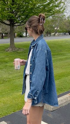 Large Denim Shirt Outfit, 90s Mom Inspired Outfits, 90s Mom Astethic, Casual 90s, Southern Street Style, Outfits To Wear In Australia, Late 80s Aesthetic, All American Style, 90s Mom Summer Outfit