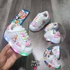 🔥Tenis barbie luces 💸83,000 🛵 Domicilios en Medellín y Envíos a toda Colombia 🇨🇴 Pedidos al WhatsApp: 3192633682 (Link en perfil) Shoes Inspiration, African Inspired Clothing, Shoe Inspiration, Baby Sister, African Inspired, Betty Boop