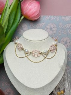 "Bridgerton"-inspired pearly gold necklace - Women's gift idea. Elevate your style with this modern baroque choker necklace. Irregular freshwater pearls mingle with pink faceted pearls, creating a unique piece that combines elegance and boldness. ❤️🔥To discover my other creations: https://www.etsy.com/fr/shop/MAISONRACHELbijoux/sold?ref=profile_header ❤️🔥To follow new developments in real time: https://www.instagram.com/maison.rachel_bijoux/?hl=fr https://www.tiktok.com/@maisonrachelbijoux 🌷D Bridgerton Necklace, Modern Baroque, Kraft Packaging, Fine Gold Necklace, Gold Necklace Women, Real Time, Freshwater Pearls, Unique Pieces, Womens Necklaces