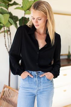 Frankie Blouse - Black Crepe - Emerson Fry Black Blouse Outfit, Jean Claro, Blouse Outfit Casual, Fancy Fits, Black Silk Blouse, Emerson Fry, Black Button Up Shirt, Floral Prom Dresses, Outfit Mujer