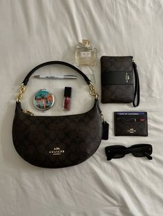 Everyday Bag Essentials, What's In My Purse, Trendy Purses, Inside My Bag, Coach Tote Bags