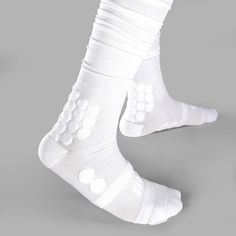 Choose padded socks designed to protect your feet and legs for the long haul with your completing tryouts or in a game. The best padded socks from SLEEFS will provide complete support to your feet with extra padding, designed to protect sensitive areas like your ankles. With padded football socks, it is less likely that you will sustain a significant injury during a fall. These padded running socks are also designed to keep levels of moisture under control. Stop sweat or water soaking your feet with sports gear made from moisture wicking material. The nylon/spandex blend will guarantee that your feet will stay dry for the duration of a game. This added level of comfort will ensure you can focus on reaching your maximum potential. Padded ankle socks from SLEEFs are suitable for a wide range White Sports Socks, Fade-resistant White Socks For Training, White Mid-calf Cotton Socks, White Non-slip Comfortable Socks, Football Pads, White Non-slip Sporty Socks, Forearm Sleeve, Football Socks, Knee Sleeves