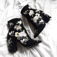 Bota Over, Mode Shoes, Stil Boho, Embroidered Boots, Floral Fit, Crazy Shoes, Shoe Obsession, Sock Shoes