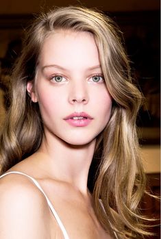 Soft and subtle, glossy highlights. Natural Hair Cuts, Very Short Haircuts, Dirty Blonde Hair, Hair Styles 2017, Haircuts For Medium Hair, Girl Haircuts, Undercut Hairstyles, Short Natural Hair Styles