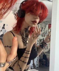 Red Hair Girl Aesthetic, Vermelho Aesthetic, Red Hair Icon, Red Hair Aesthetic, Red Hair Girl, Short Grunge Hair, Girl Pfp, Dyed Hair Inspiration, Hair Inspiration Short