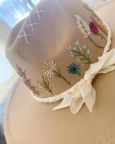 Diy Embellished Cowboy Hat, Decorating Cowgirl Hats Ideas, Diy Leather Hat, Hat Decorating Ideas, Embroidered Hats Ideas, Decorative Hats, Cowboy Hat Crafts, Cowboy Hat Design