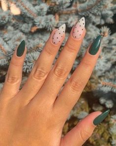 Christmas Nails 2023 Design, Christmas Nails Acrylics Simple, Trendy Nails Christmas 2023, 2023 Christmas Nails Simple, Winter Nails 2023 Almond, Festive Christmas Nails Acrylic, Non Christmas Christmas Nails, Green Christmas Nails Almond Shape, Christmas Nails Acrylic Almond Short Simple