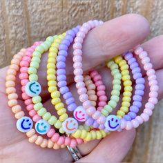 Cute, colorful smiley face stretch bracelets. Toddler Jewelry, Valentine Gifts For Girls, Bracelet Valentines, Jewelry For Girls, Emoji Drawing, Girl Rainbow, Rainbow Jewelry, Smiley Faces, Girls Valentines