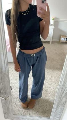 School Comfy Fits, Tshirt And Sweatpants Outfit, Outfit With Light Blue Jeans, T Shirt And Sweatpants Outfits, Comfy Outfits Sweatpants, Winter Outfits Sweatpants, Cute Comfy Fall Outfits, Kylie Outfits, Cute And Comfy Outfits