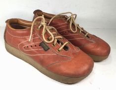 This is for a pair of Vintage SEARS ROEBUCKS Women's/Children Brown Leather Shoes! Size? 4-5 Youth or 4.5-5 Women's  **There is no size marked as it has faded. The inside sole measures approximately 9 1/4"-9.5". The size is an estimate.** Condition: **There is no size marked as it has faded. The inside sole measures approximately 9 1/4"-9.5". The size is an estimate.** Light scuffing, markings and some creasing consistent with age. Otherwise in very good functional condition. Features: Please lo Vintage Leather Sneakers For Fall, 90s Shoes Women, 90s Shoes, Vintage Shoes Women, Shoes Size 4, Brown Leather Shoes, Black Crossbody, Vintage Shoes, Womens Heels