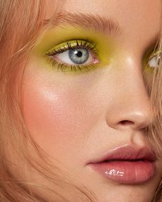 Make Up Color, Make Up Designs, 90s Makeup, Bright Makeup, Green Makeup, Eye Makeup Designs, Green Eyeshadow, Beauty Shoot