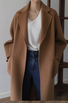 Classy Vintage Outfits, Camel Coat Outfit, Fall Fashion Coats, Look Retro, Coat Outfit, Elegante Casual, Classic Coats, Looks Street Style, Camel Coat