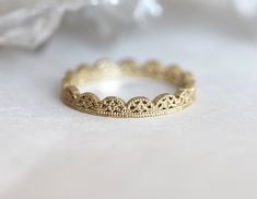 A dainty gold lace band. A feminine and unique ring. If you would prefer a custom lace ring with your own pattern, please contact us before purchase. ★Details Material: 14/18k solid yellow/white/rose gold, platinum. Lace Wedding Band, Lace Wedding Ring, Dainty Gold Band, Wedding Ring Yellow Gold, Twisted Gold Ring, Geometric Diamond Ring, Milgrain Wedding Ring, Filigree Wedding Band, Filigree Wedding Ring