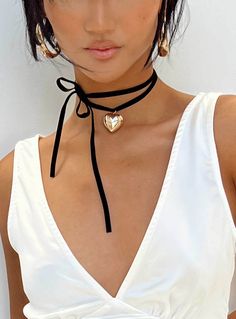 Necklace Velvet style chain Heart pendant Gold toned Tie fastening Coachella Accessories, Black Gold Necklace, Elegante Y Chic, Sophisticated Jewelry, Heart Choker Necklace, Festival Accessories, Heart Choker, Heart Pendant Gold, Velvet Fashion