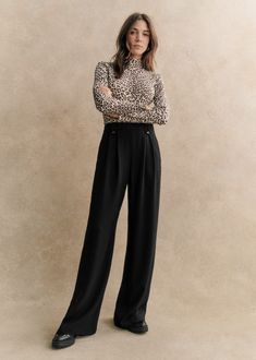 Flowy high-waisted trousers;Straight, wide leg;Italian side pockets;Marked pleats at front;Button-fastening loops at front;Inside leg length 81 cm / 39.1 in (for a 36) Look Rock, Pantalon Large, Pink Beige, Navy Floral, Mode Inspiration, High Waisted Trousers, Trouser Jeans, Blouse Dress, Parisian Style