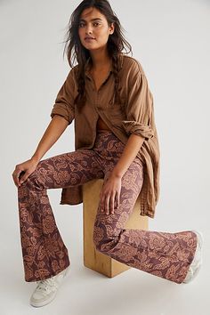 Classic Free People pull-on flares are in a bold boho print featured in a mid-rise with an elastic waistband.* Clean silhouette with a flat front & perfectly placed back pockets* Flare leg* Stretch fabric* Back knee seam detailing Strong Outfits, Strong Outfit, Swap Shop, Free People Leggings, Bold Boho, Boho Clothes, All Jeans, Boho Print, Free People Pants