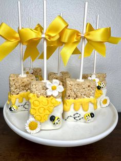 there is a cake made to look like bees and daisies on top of rice krispy treats