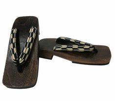 Samurai Yukata, Kimono Shoes, Geta Sandals, Pattern Japanese, Yukata Kimono, Mens Shoes Sandals, Japanese Men, Japanese Culture, Stripes Pattern