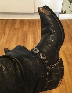 Goth Cowboy Boots, Punk Cowboy, Goth Cowboy, Goth Guys, Bota Country, Mens Cowboy, Mens Cowboy Boots, New Rock, Cowboy Style