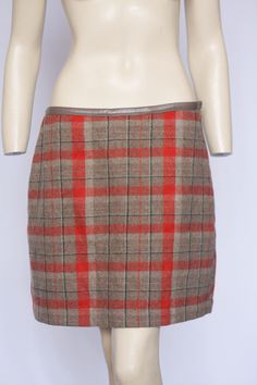 Vintage skirt Wool skirt Plaid skirt Elegant skirt Womens skirt Orange skirt Checkered skirt Gray skirt Size small Mini skirt Tartan plaid  Size: Small Materials: 61% virgin wool Measurements:  Length: 45cm (17.7in) Waist: 39.8cm (15.7in) Hips: 53 cm (21n) Condition: In perfect vintage condition Please refer photos for condition Mini Rock, Skirt Wool, Skirt Elegant, Checkered Skirt, Fitted Coat, Orange Skirt, Vintage Ski, Elegant Skirt, Vintage Rock