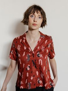 A short sleeve button up with a bold illustrated print, this button down top is cut from drapey, comfortable Tencel. Modern Objects, Skater Look, Face References, Satin Wrap Dress, Fair Trade Clothing, Plus Size Mini Dresses, Ethical Fashion Brands, Zebra Dress, Chic Skirts