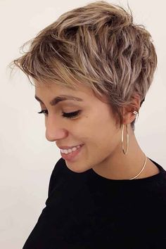 Searching for the eye-catching short layered bobs with bangs that everyone is talking about? Ask for this low-maintenance messy pixie. Just tap on the photo or click on the link for more! // Photo Credit: @katpat_0408 on Instagram Blond Haircut, Messy Pixie Haircut, Short Pixie Wigs, Dunner Wordend Haar, Messy Pixie, Pixie Cut With Bangs, Messy Pixie Cuts, Blonde Pixie Haircut