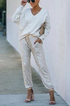 Sequin Joggers, Sequin Jogger Pants, Winter Mini Dresses, Sequin Pants, Joggers Pants, Party Kleidung, Mini Robes, Style Party, Pants With Pockets