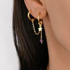 This gold double hoop chain earring is so unique! There are 2 hoops with a tiny star charm and earring chain add ons. The earrings can go on tho love or from cartilage to lobe. The chain charms are not connected to the hoops which means you can make different earrings with the set. If you have any questions please contact me. Thanks:) Hoops - Gold plated surgical stainless steel Chain Charms and Star - gold plated sterling silver 925 2 Lobe Piercings, Gold Earring Chain, Earring Chain, Work Earrings, Pretty Ear Piercings, Double Piercing, Chain Earring, Piercings Unique, Wrap Earrings