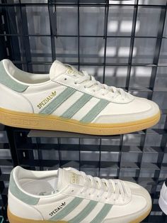 Green Adidas Spezial, Spezials Adidas, Samba Collection, Adidas Spezials, Shoes For School, Pretty Sneakers, Sporty Shoes