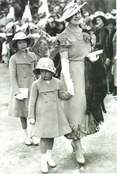 Princesses Elizabeth, Margaret, and Queen Elizabeth I of England 1930s Elizabeth And Margaret, Queen Elizabeth Birthday, Queen Mum