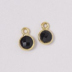 Faceted black onyx bezel set in gold vermeil petite hoop drops. Gems are approximately 6mm in size. Drops are made to fit Jewel Ya hoop earrings. Hoops are sold separately. Hoop drops come with a complimentary case to perfectly fit and store your Jewel Ya hoops and interchangeable drops. All Black Style, Black And Gold Jewelry, Jewelry Basics, Black And Gold Earrings, Gift Ideas Handmade, Jewelry Silver Earrings, Black Onyx Jewelry, Black Onyx Earrings, Interchangeable Jewelry